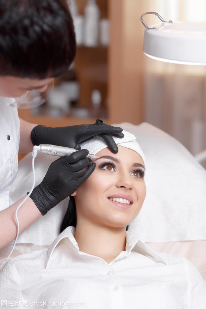 美容師應(yīng)用永久紋眉技術(shù) 完善眉毛的紋身美容服務(wù)